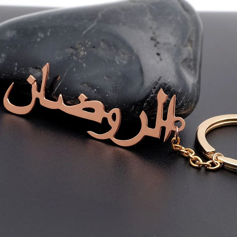 Benutzerdefinierter arabischer Name Schlüsselanhänger Damenschmuck Mode Personalisierter Edelstahl LOGO Namensschild Schlüsselring Geburtstagsgeschenk Großhandel