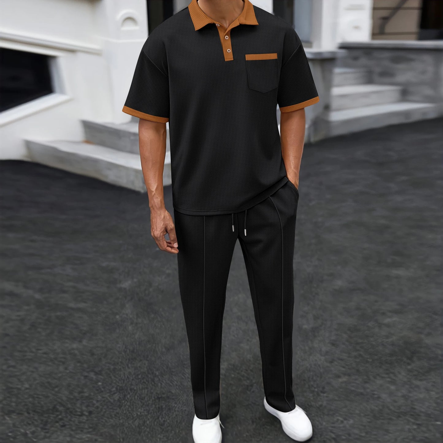 Ensemble deux pièces gaufré pour homme : polo contrasté avec poche poitrine et pantalon long à cordon de serrage, tenues décontractées pour la vie quotidienne.