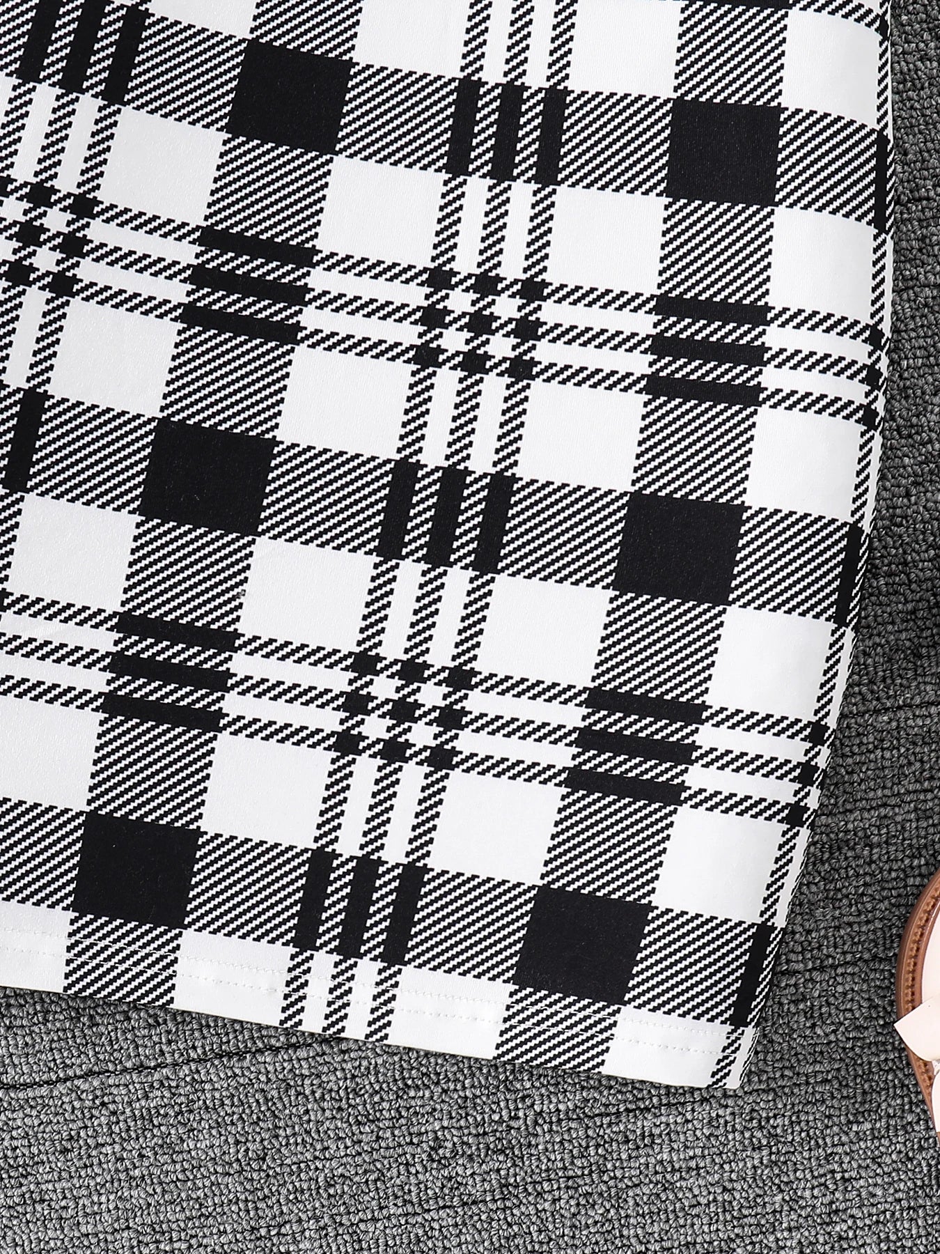 Frühlings- und Herbst-Mädchen niedlicher modischer lässiger 2-Teiler für draußen: Rundhals-Langarmshirt + ärmelloses kariertes Kleid-Set