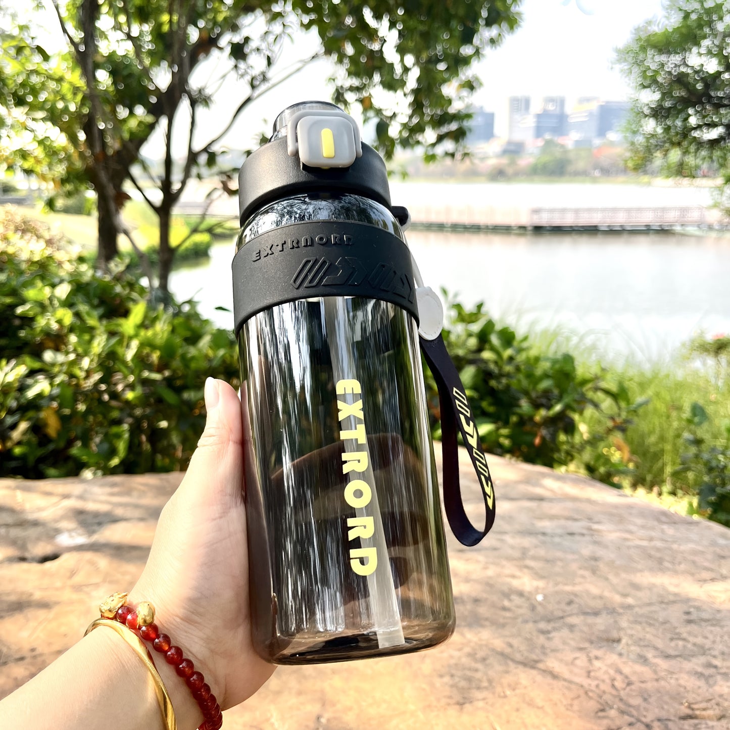Bouteille d'eau en plastique à paille double et grande capacité pour l'extérieur, adaptée au sport, au fitness, aux étudiants, aux voyages, aux festivals et aux fêtes, facile à transporter.