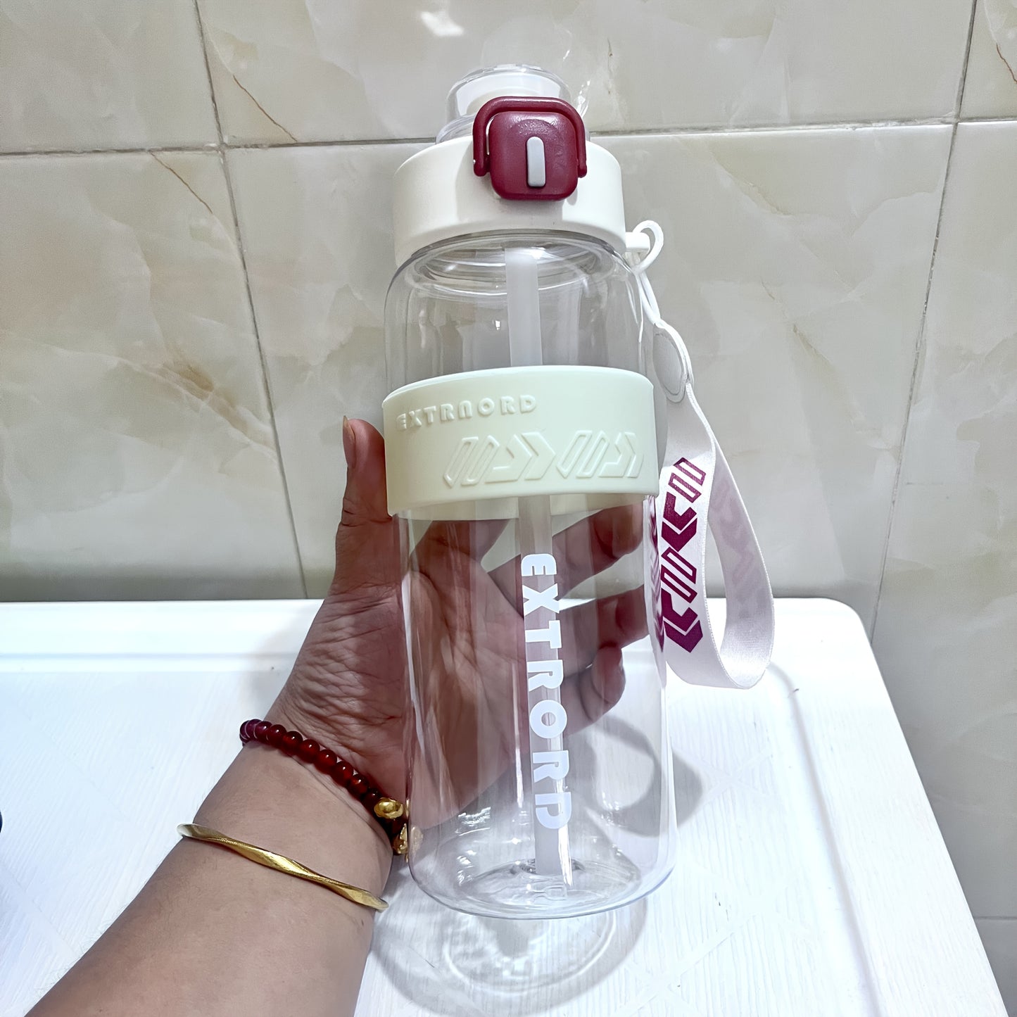 Bouteille d'eau en plastique à paille double et grande capacité pour l'extérieur, adaptée au sport, au fitness, aux étudiants, aux voyages, aux festivals et aux fêtes, facile à transporter.