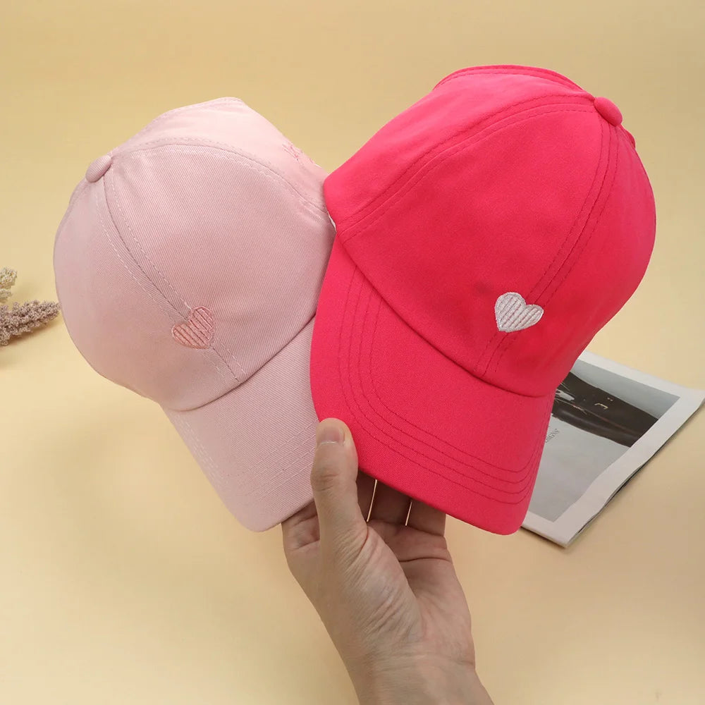 Casquettes de Baseball pour Enfants Garçons Filles Chapeau de Soleil Cœur Creux Amour Chapeaux à Queue de Cheval Haute Casquettes de Baseball Réglables pour Enfants de 4 à 12 Ans