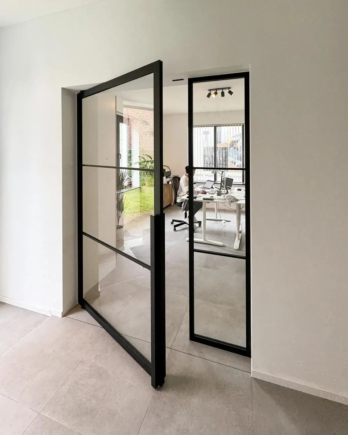Portes d'entrée modernes pour maison, portes d'entrée en verre trempé de sécurité, porte pivotante en verre et aluminium pour villas, ouverture manuelle intérieure