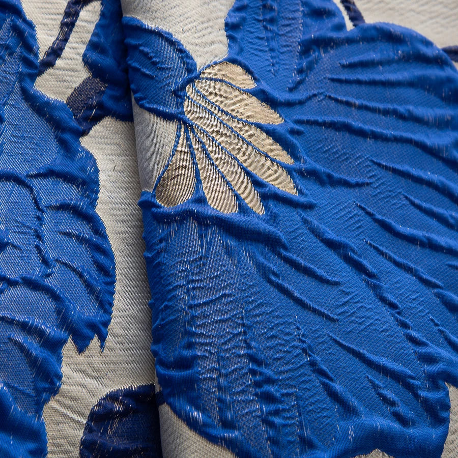 Lebendiger orangefarbener geblümter afrikanischer Jacquard-Spitzenstoff – weiße Basis mit blauen Akzenten für Mode und Handwerk