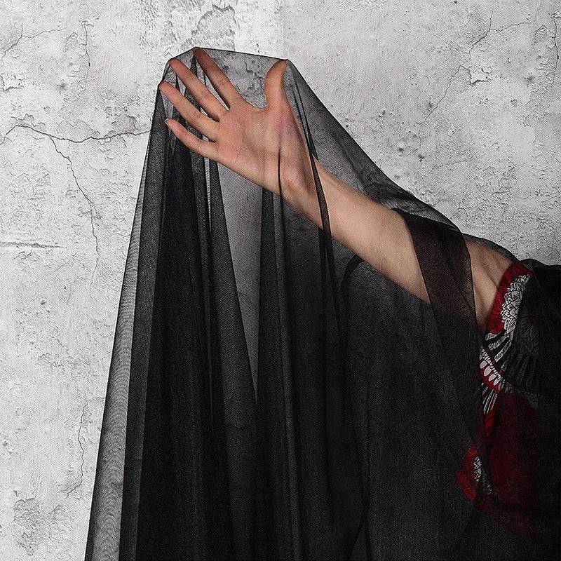 Le tissu en tulle à mailles fines micro-élastiques haute résistance de 160 cm de large est utilisé pour coudre les dessous de robes de soirée et de robes de mariée.