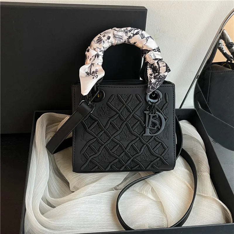 Sac Princesse Diana brodé à la main Guofeng Heavy Industry pour femmes, Sac bandoulière de luxe léger haut de gamme, Nouveau style 2025