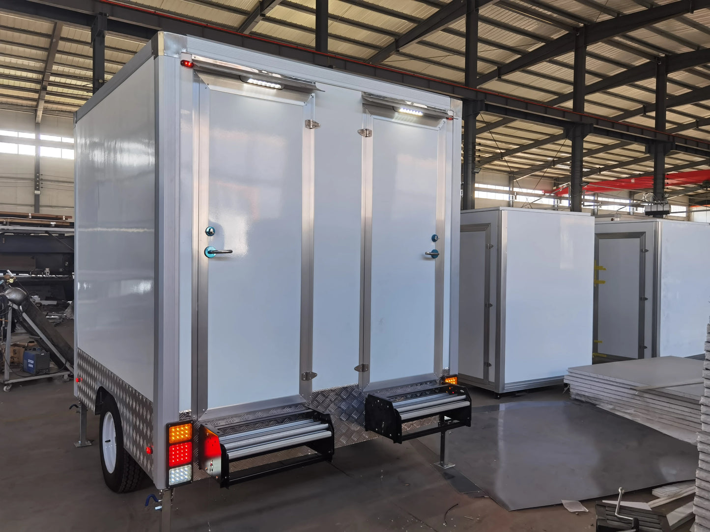 Remorque de toilettes mobiles de luxe, moderne, d'extérieur, à 2 cabines, avec porte double noire
