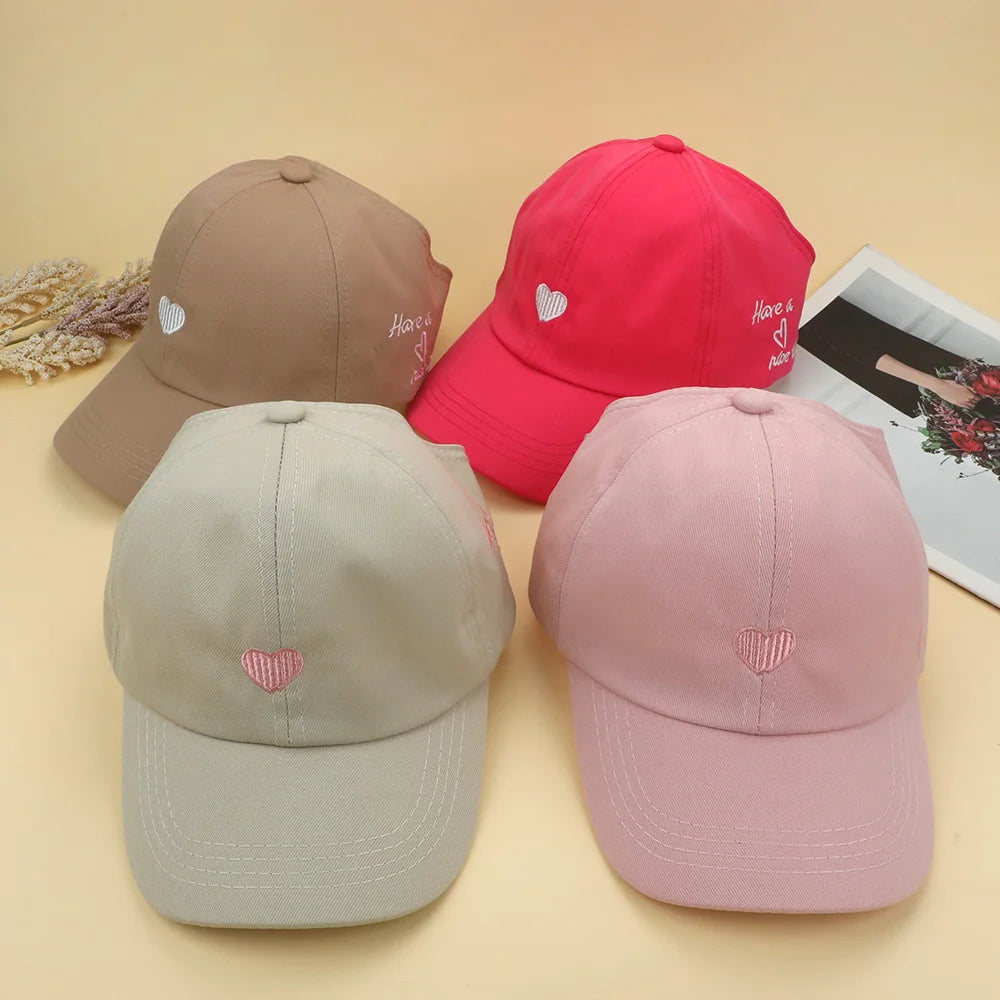 Casquettes de Baseball pour Enfants Garçons Filles Chapeau de Soleil Cœur Creux Amour Chapeaux à Queue de Cheval Haute Casquettes de Baseball Réglables pour Enfants de 4 à 12 Ans