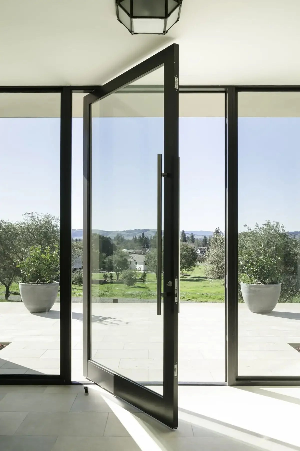 Portes d'entrée modernes pour maison, portes d'entrée en verre trempé de sécurité, porte pivotante en verre et aluminium pour villas, ouverture manuelle intérieure