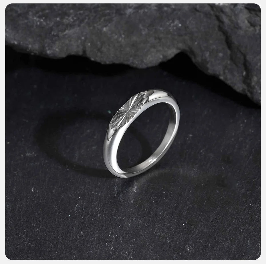Vnox versilberter Edelstahlring für Herren, Ringe mit Blumenmuster und elliptischer Oberfläche 4 x 9,2 mm, minimalistischer Ring, modische Geschenke