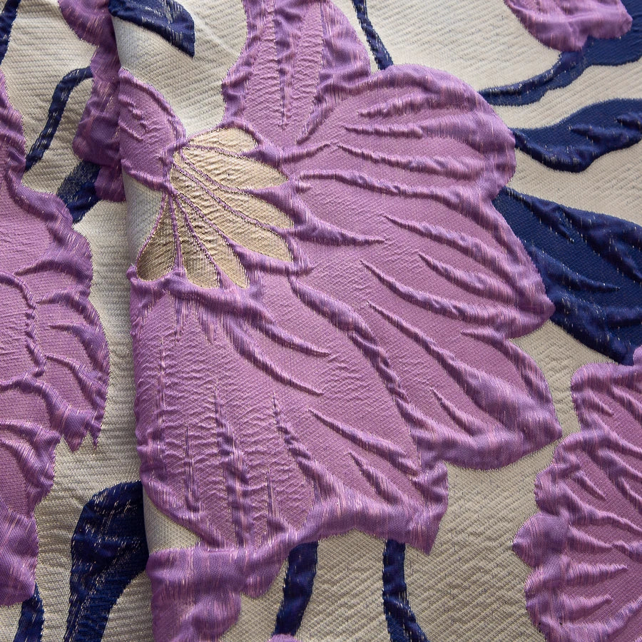 Lebendiger orangefarbener geblümter afrikanischer Jacquard-Spitzenstoff – weiße Basis mit blauen Akzenten für Mode und Handwerk