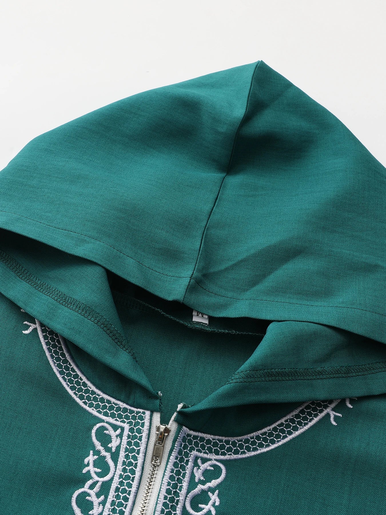 Kurzärmeliger, bestickter muslimischer Kapuzen-Thobe mit Brusttasche, lässiger arabischer Stil, traditionelle Gandoura-Gebetskleidung für Herren