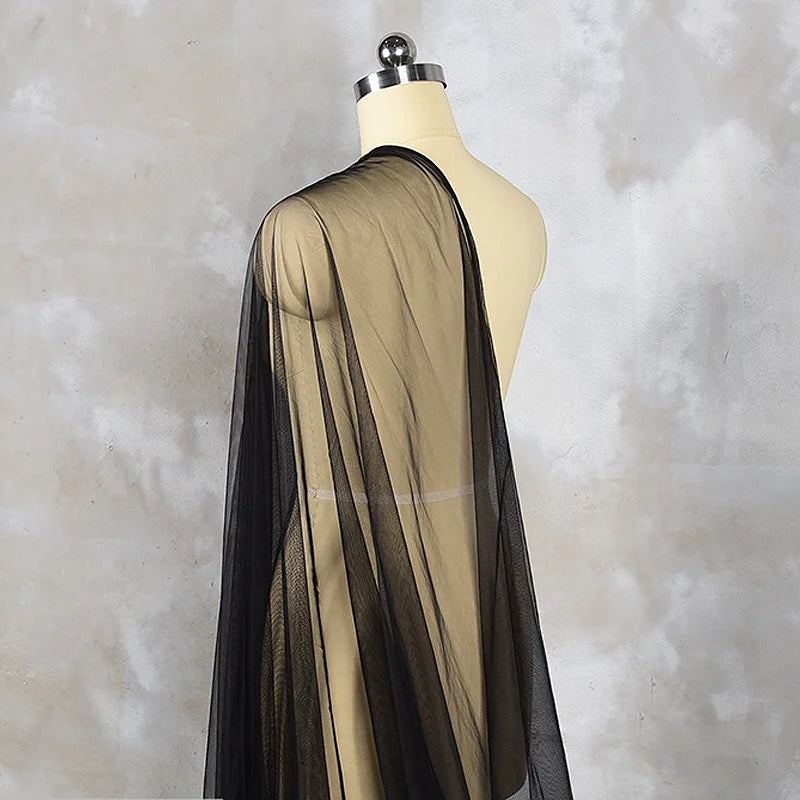 Le tissu en tulle à mailles fines micro-élastiques haute résistance de 160 cm de large est utilisé pour coudre les dessous de robes de soirée et de robes de mariée.