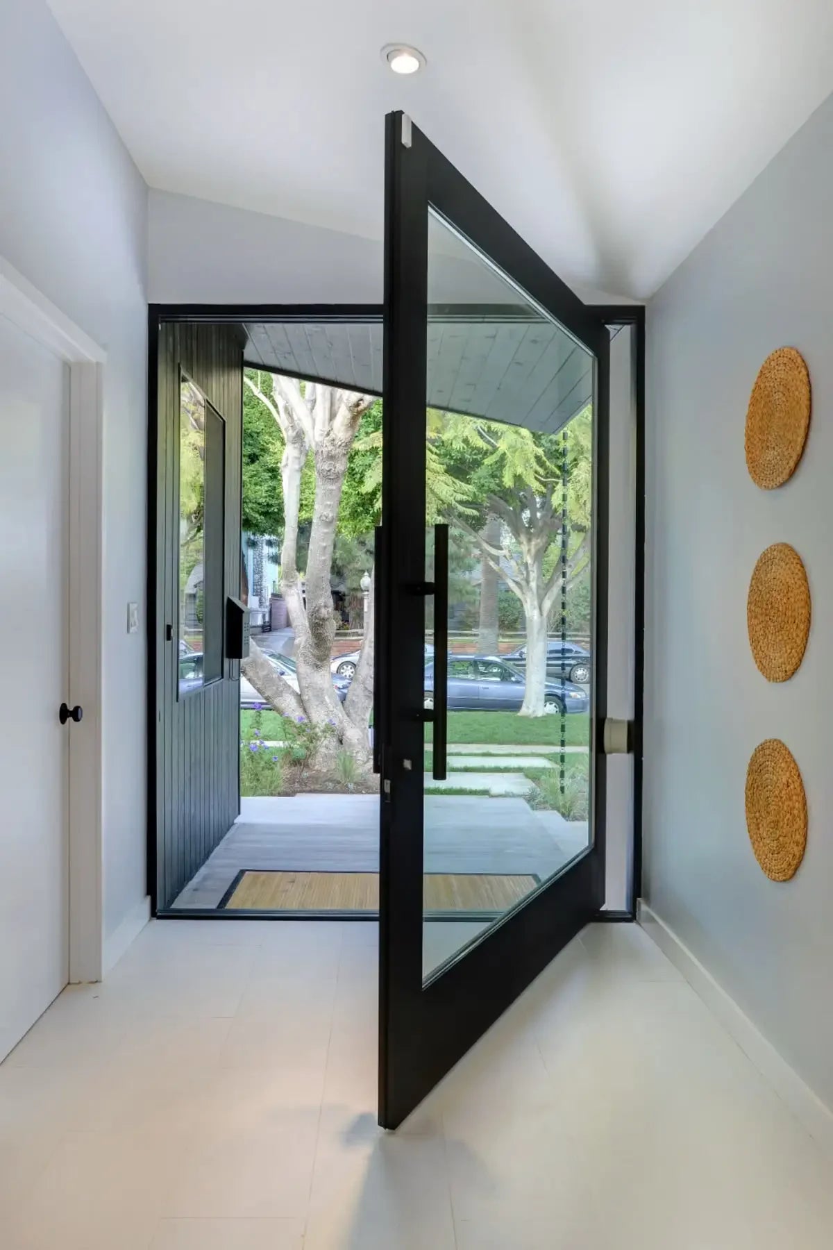 Portes d'entrée modernes pour maison, portes d'entrée en verre trempé de sécurité, porte pivotante en verre et aluminium pour villas, ouverture manuelle intérieure