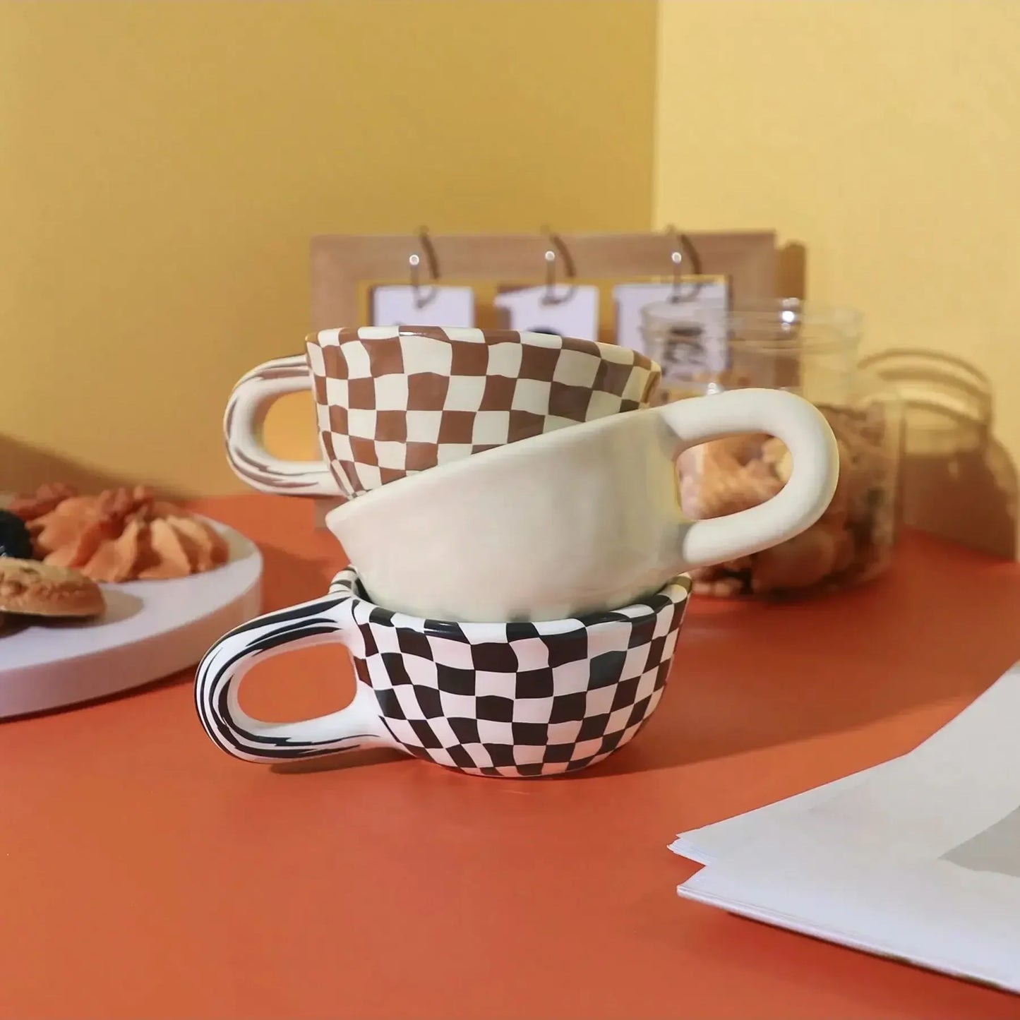 1x kreative Teetasse mit Schachbrettmuster aus Keramik, unregelmäßige Schachbrett-Kaffeetasse