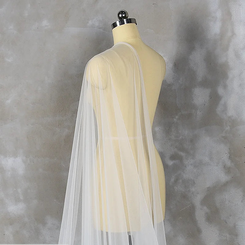 Le tissu en tulle à mailles fines micro-élastiques haute résistance de 160 cm de large est utilisé pour coudre les dessous de robes de soirée et de robes de mariée.