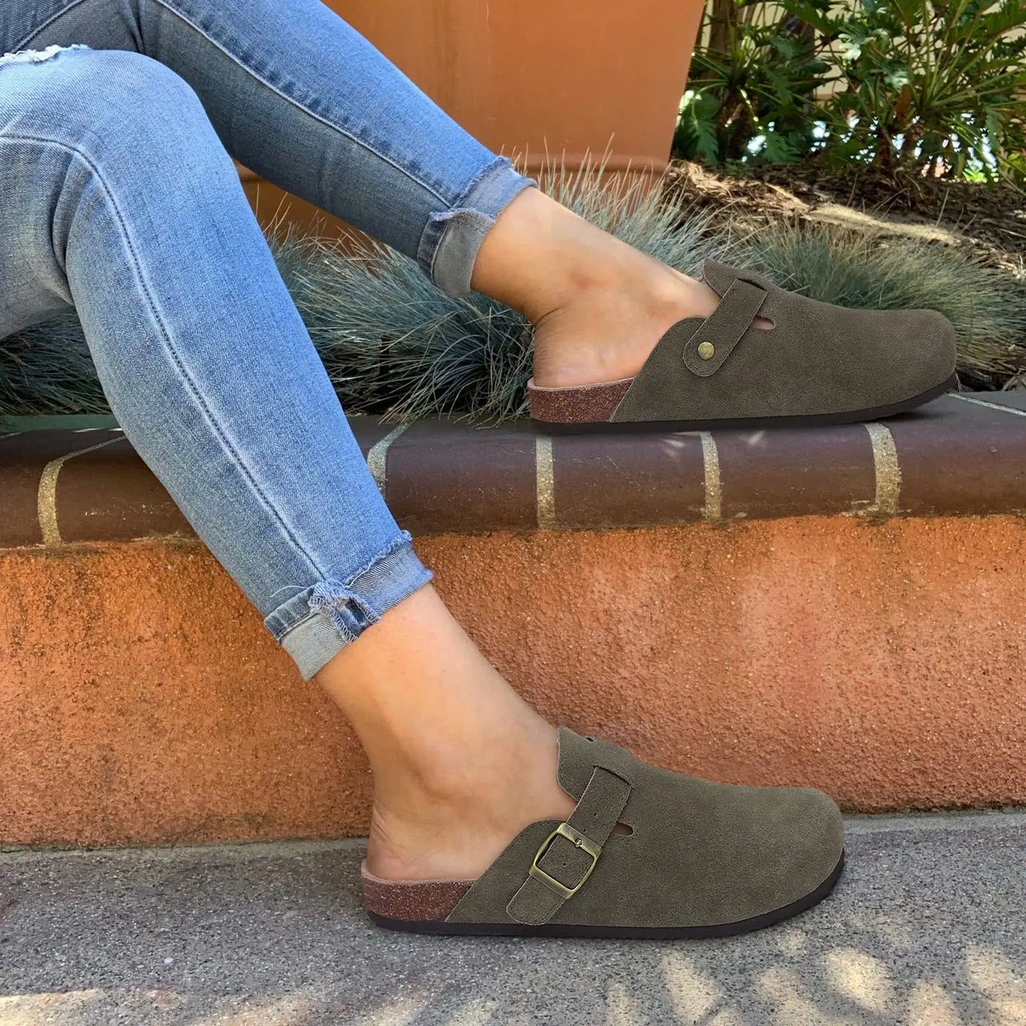 KIDMI Wildleder-Clogs für Damen Herren Pantoletten Korkfußbett Sandalen mit Fußgewölbestütze Modische rutschfeste Outdoor-Strandschuhe Hausschuhe