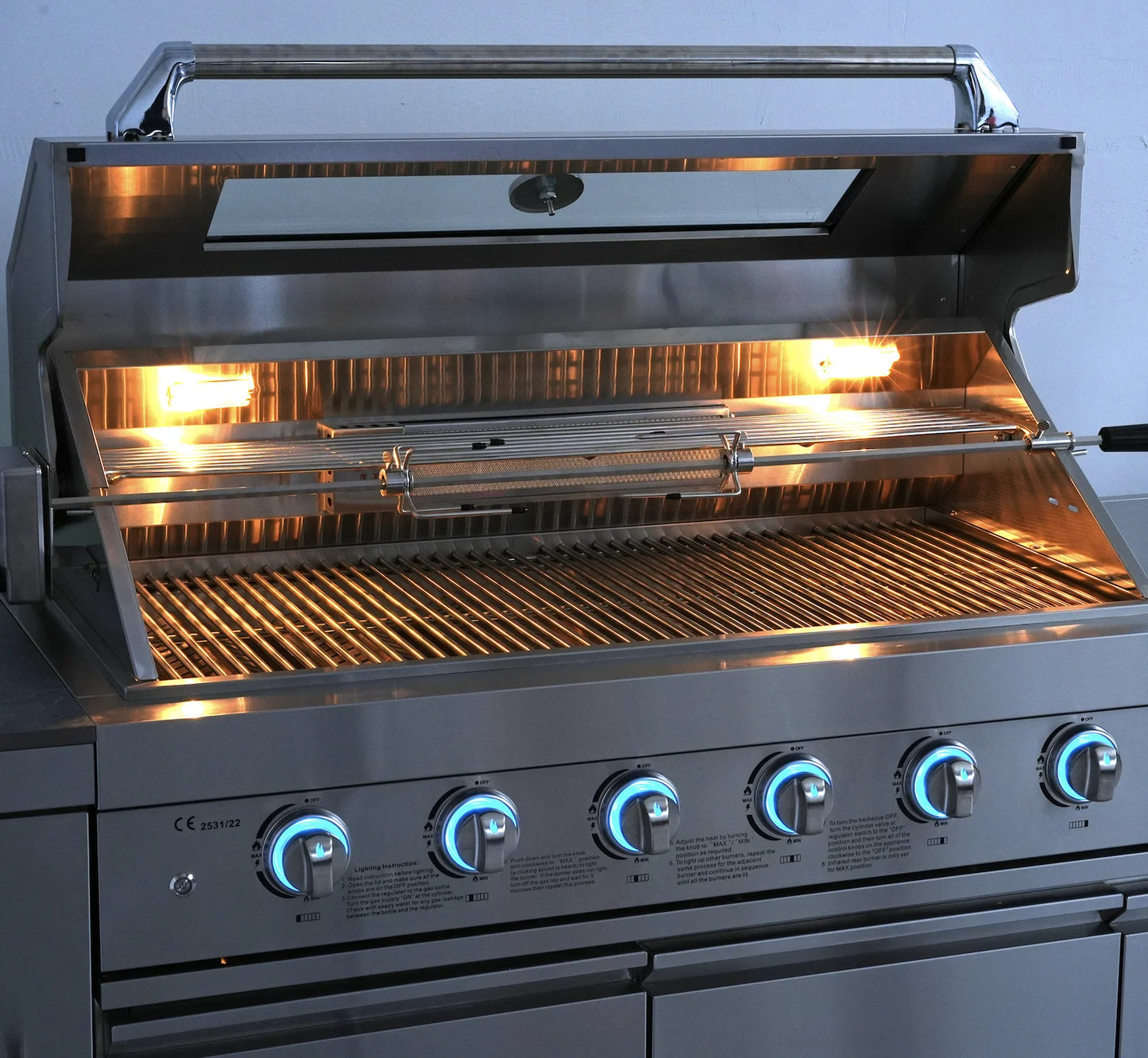 Cuisines d'extérieur modernes modulaires fonctionnelles en acier inoxydable avec grill, plaques de cuisson, évier, réfrigérateur et LED pour patio et jardin.