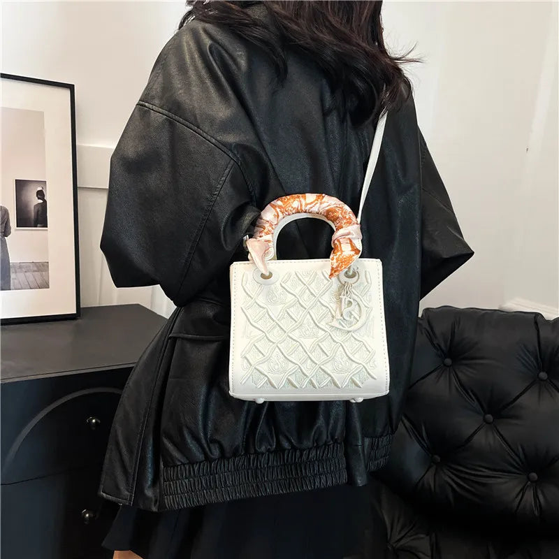 Sac Princesse Diana brodé à la main Guofeng Heavy Industry pour femmes, Sac bandoulière de luxe léger haut de gamme, Nouveau style 2025