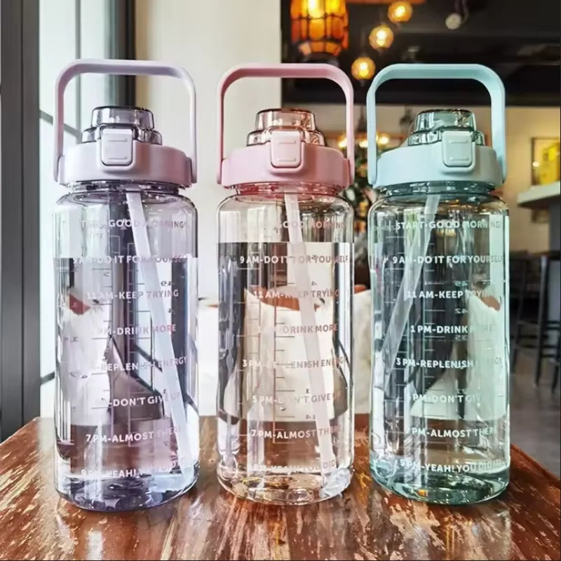 Bouteille d'eau en plastique de 2 litres avec paille, grande bouteille portable de voyage, tasse de sport fitness grande valeur, grosse tasse universelle pour adultes