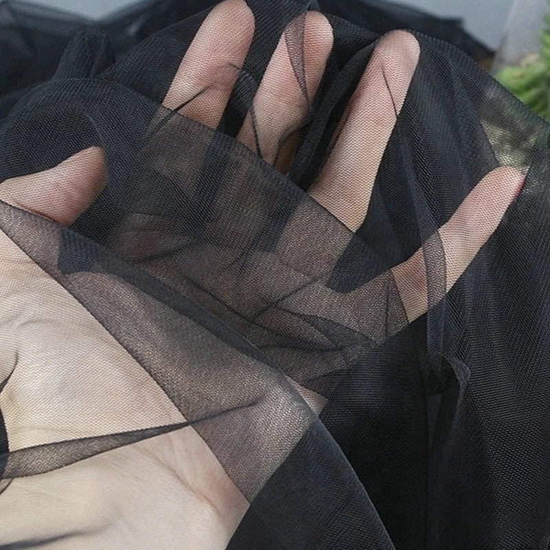 Le tissu en tulle à mailles fines micro-élastiques haute résistance de 160 cm de large est utilisé pour coudre les dessous de robes de soirée et de robes de mariée.