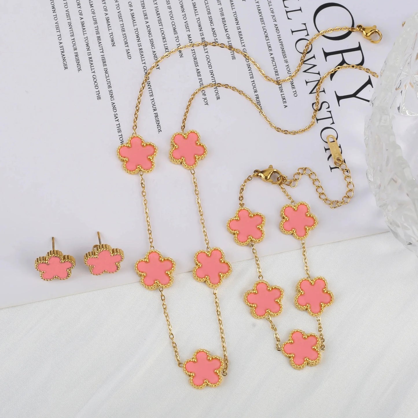 Heiße Schmuckverkäufe Edelstahl Fünfblumen-Halskette Armband Ohrringe Set Damenschmuck mit hohem Anspruch Kleeblatt Schmuck Party