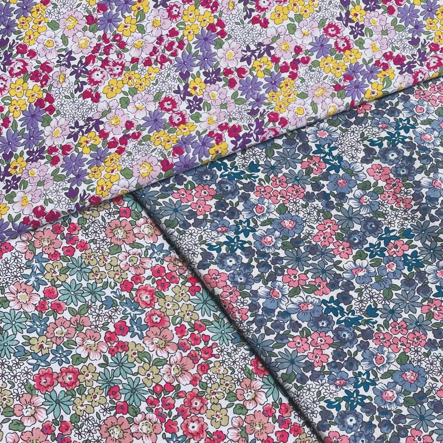 Betsy Floral 100% Baumwoll-Popeline-Stoff 40S, Liberty-ähnlich, digital bedruckt für Nähen von Kleidung, Kleid, Rock, Kinder, Designer