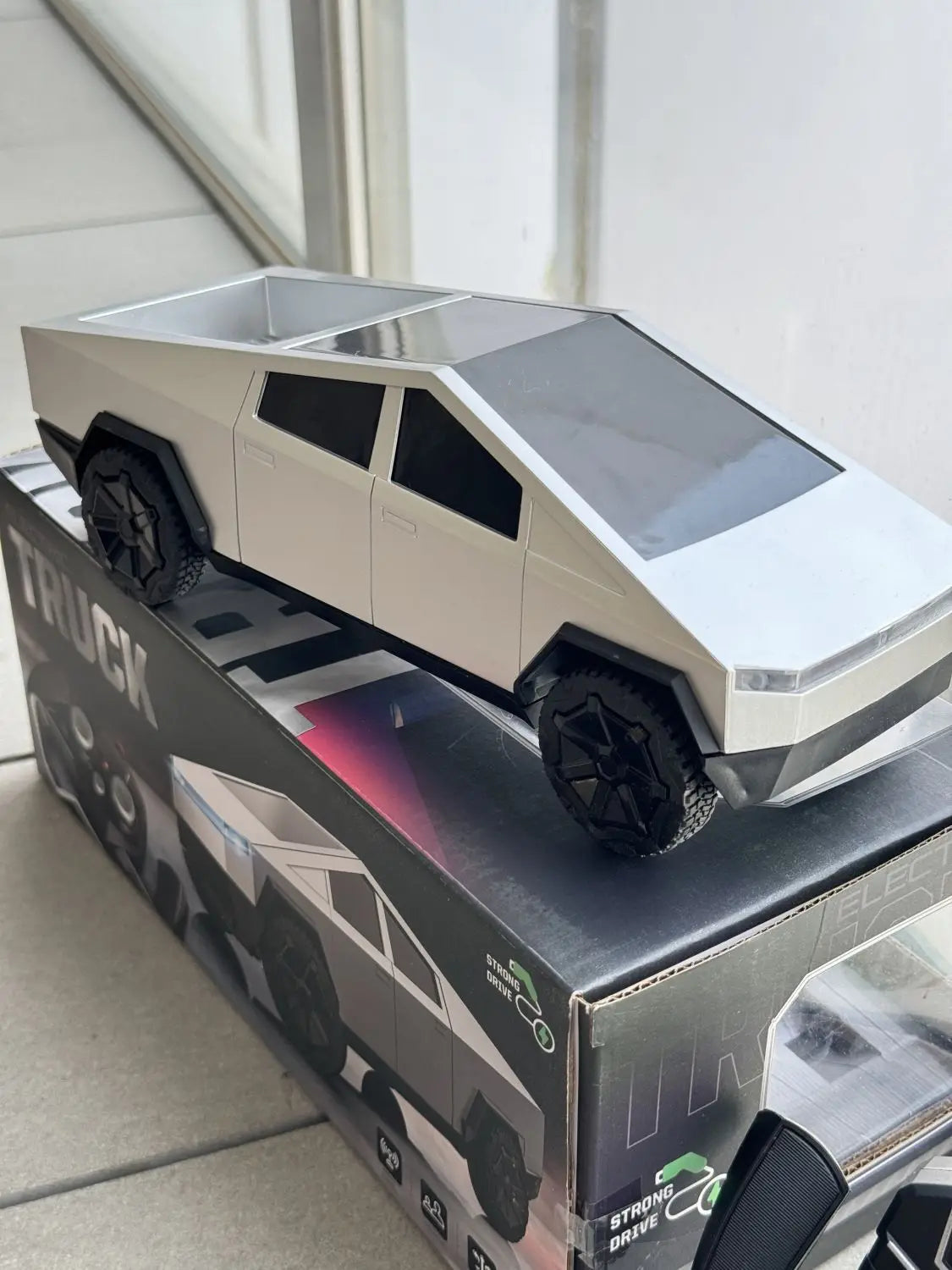 1:12 RC Cybertruck Geländewagen Batmobil RC Auto Simulation Pickup Truck Simulation Sammlermodell Kinderspielzeug Jungen Geschenk