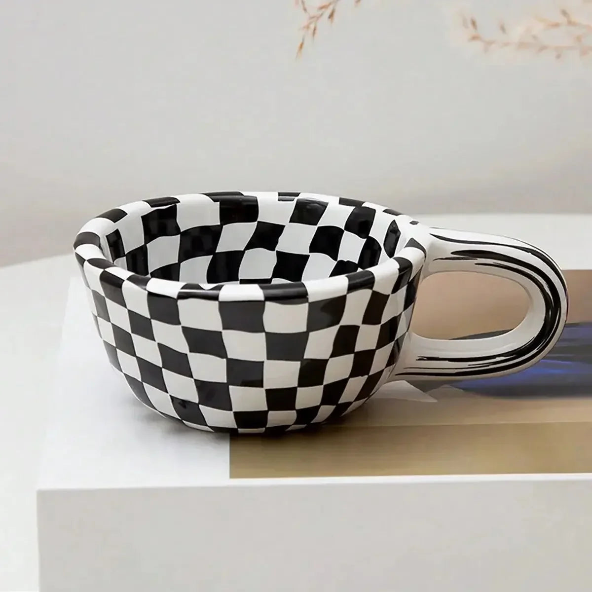 1x kreative Teetasse mit Schachbrettmuster aus Keramik, unregelmäßige Schachbrett-Kaffeetasse