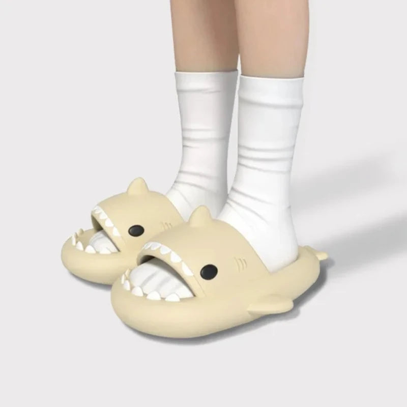 Chaussons de requin pour femmes adultes enfants salle de bain antidérapants EVA sandales d'extérieur pour hommes tongs de plage couples sandales à semelles épaisses