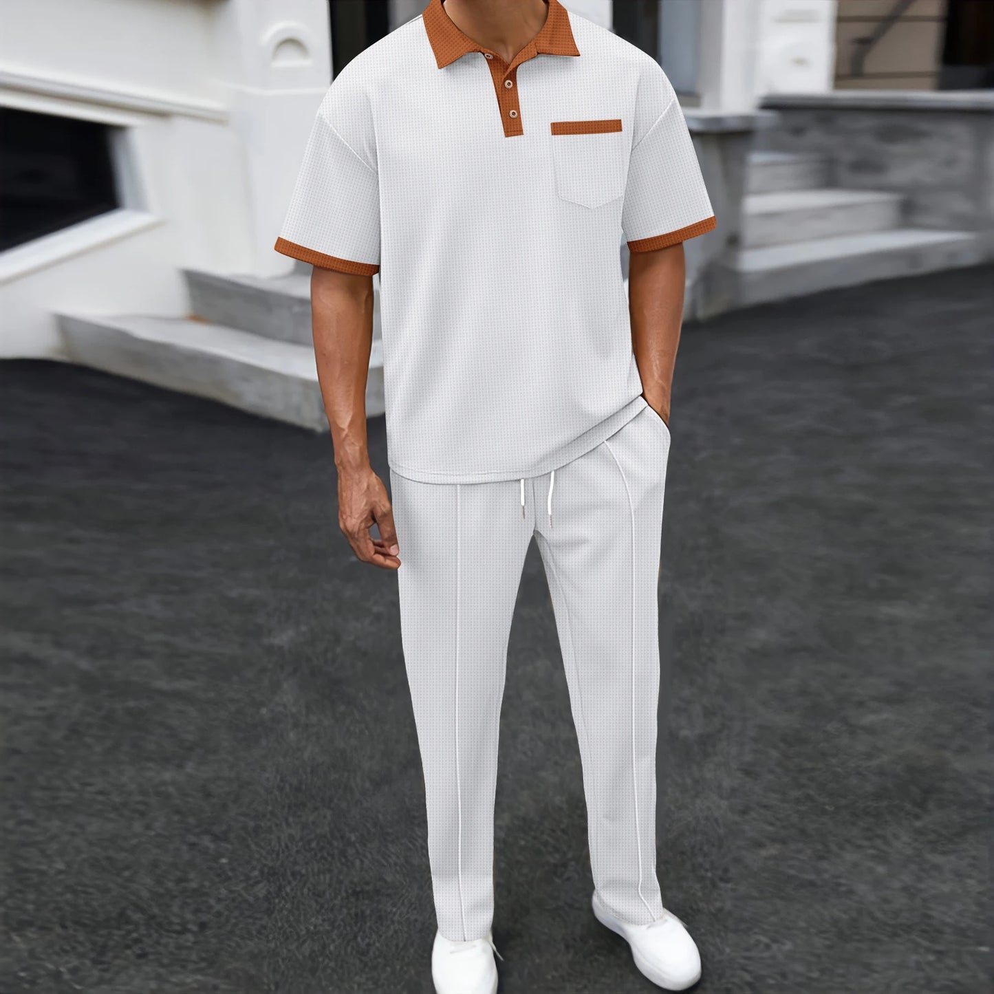 Ensemble deux pièces gaufré pour homme : polo contrasté avec poche poitrine et pantalon long à cordon de serrage, tenues décontractées pour la vie quotidienne.