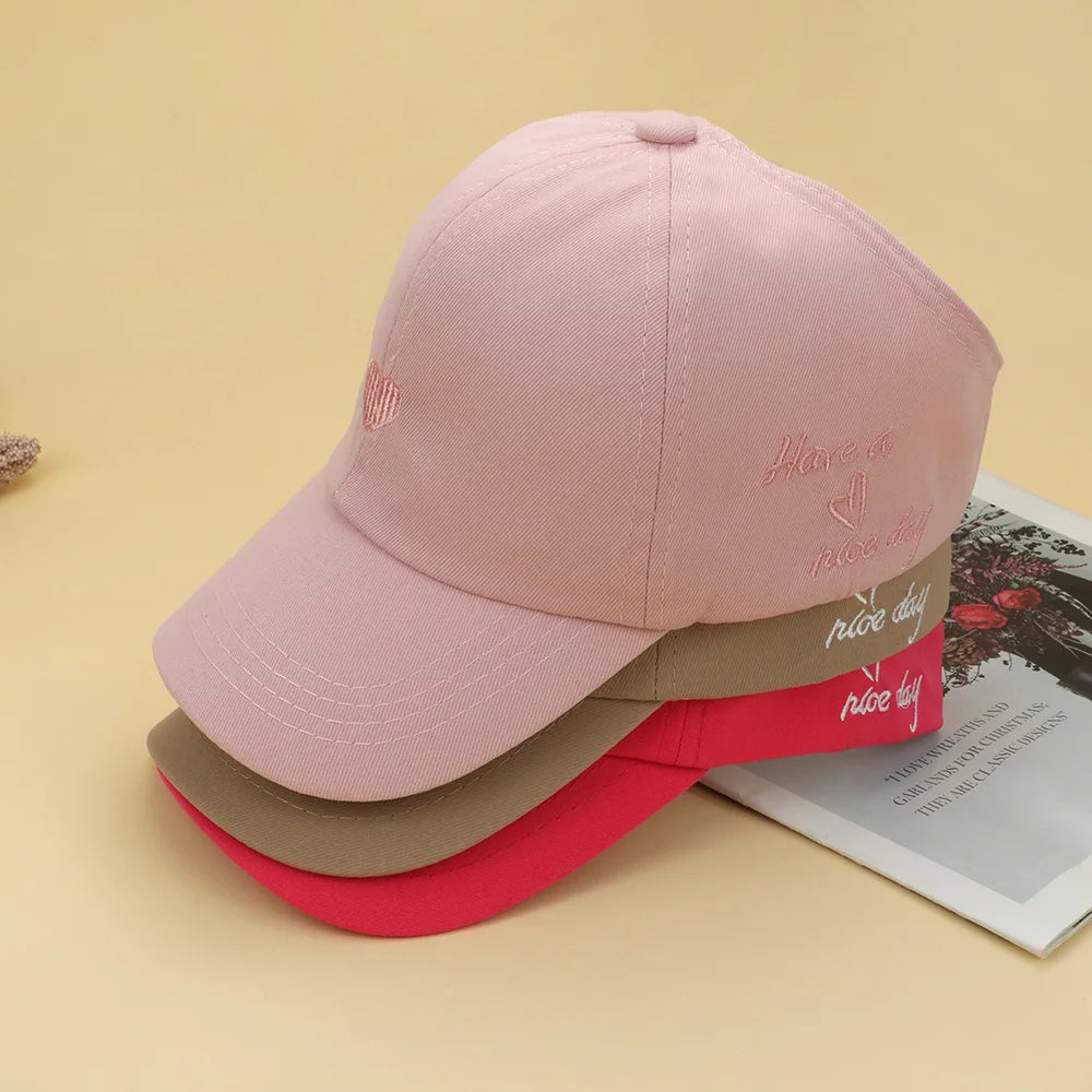 Casquettes de Baseball pour Enfants Garçons Filles Chapeau de Soleil Cœur Creux Amour Chapeaux à Queue de Cheval Haute Casquettes de Baseball Réglables pour Enfants de 4 à 12 Ans