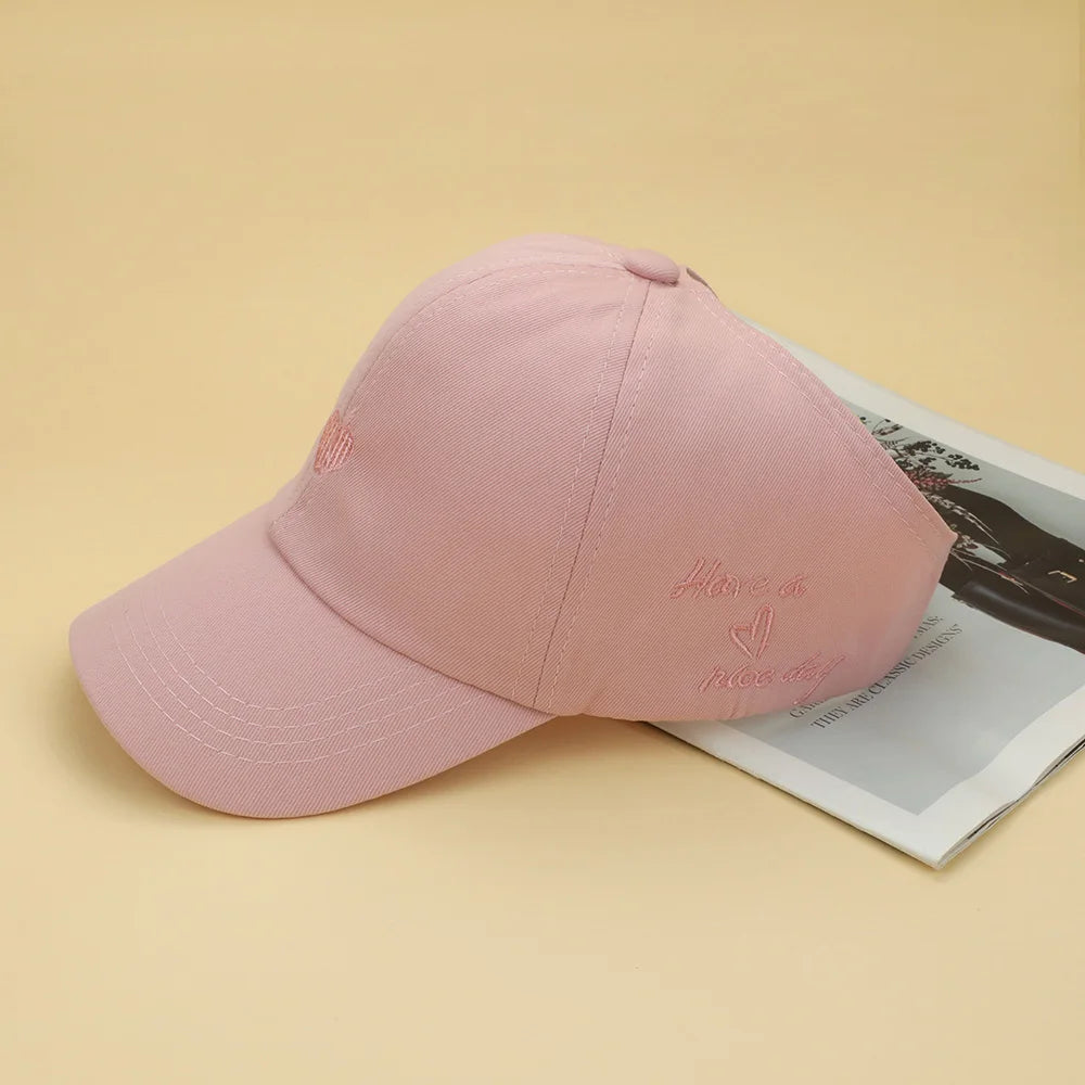 Casquettes de Baseball pour Enfants Garçons Filles Chapeau de Soleil Cœur Creux Amour Chapeaux à Queue de Cheval Haute Casquettes de Baseball Réglables pour Enfants de 4 à 12 Ans