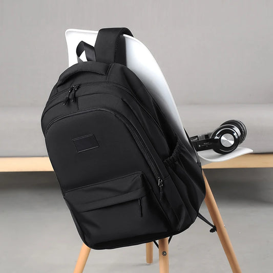 Großer mehrschichtiger Rucksack mit Reißverschluss, geeignet für Pendeln, Freizeit- und Sportreisen, auch ein idealer Studentenrucksack.