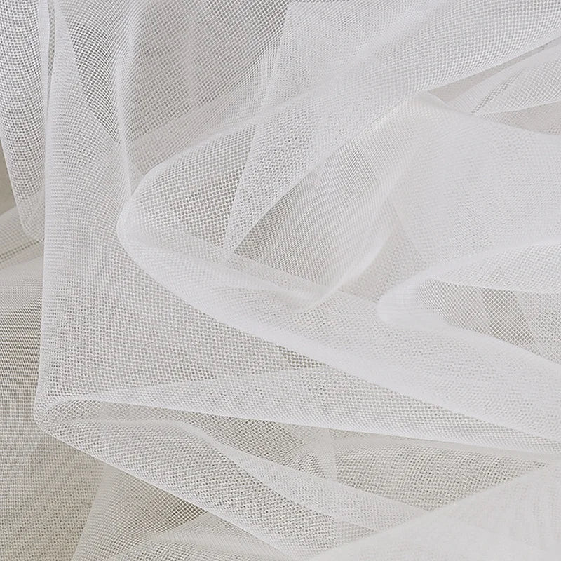 Le tissu en tulle à mailles fines micro-élastiques haute résistance de 160 cm de large est utilisé pour coudre les dessous de robes de soirée et de robes de mariée.