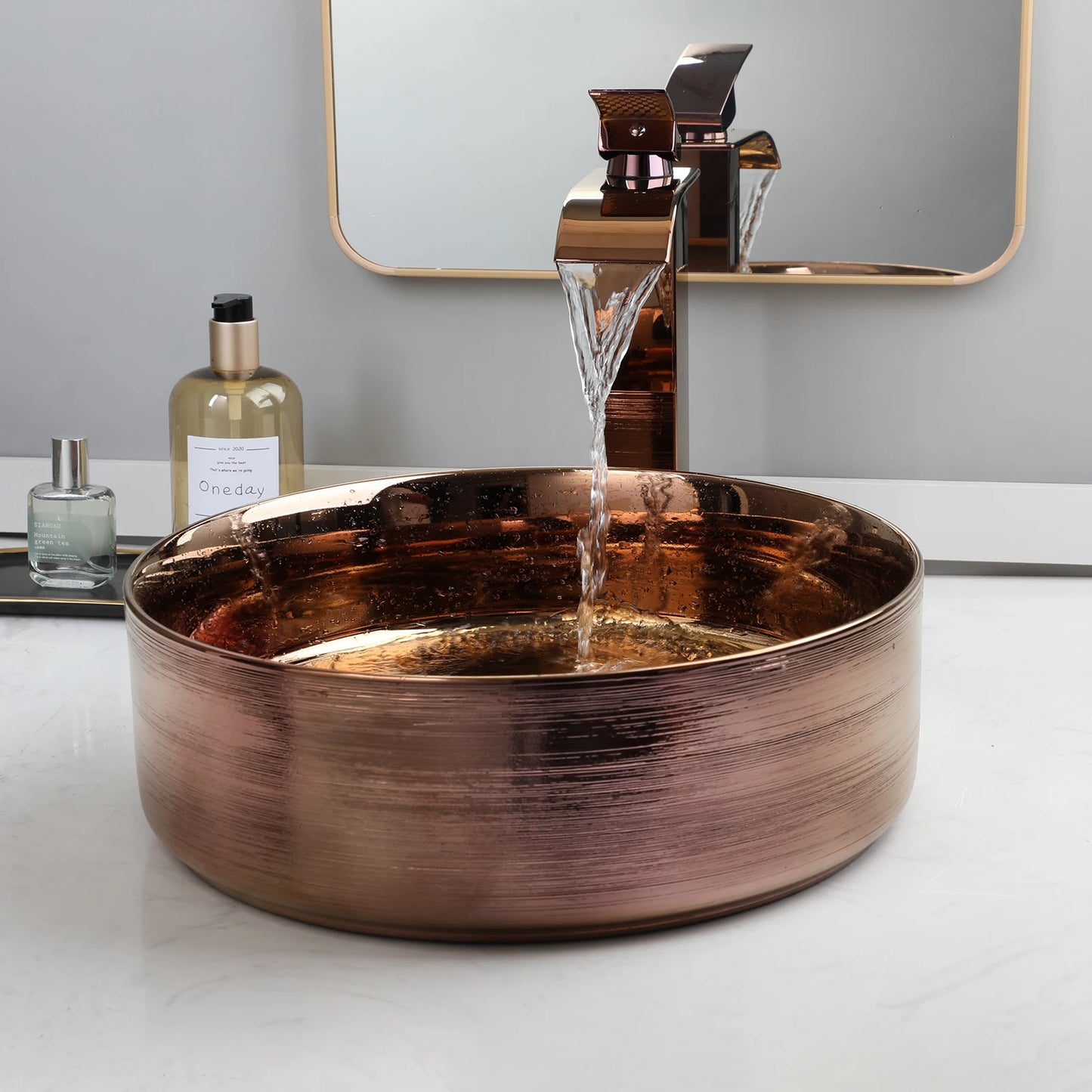 YANKSMART Gold Runder Keramik Waschbecken Wasserhahn Goldener Einhandmischer Wasserfallarmatur mit Pop-up-Ablaufgarnitur Set