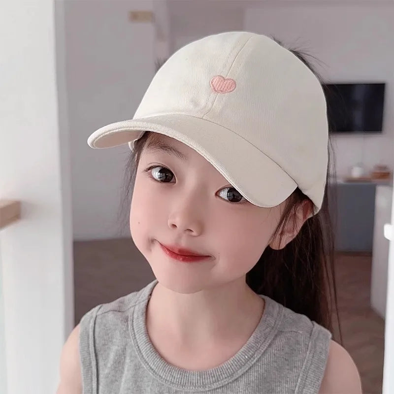 Casquettes de Baseball pour Enfants Garçons Filles Chapeau de Soleil Cœur Creux Amour Chapeaux à Queue de Cheval Haute Casquettes de Baseball Réglables pour Enfants de 4 à 12 Ans