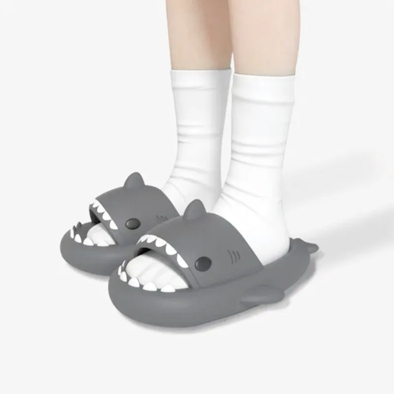 Chaussons de requin pour femmes adultes enfants salle de bain antidérapants EVA sandales d'extérieur pour hommes tongs de plage couples sandales à semelles épaisses