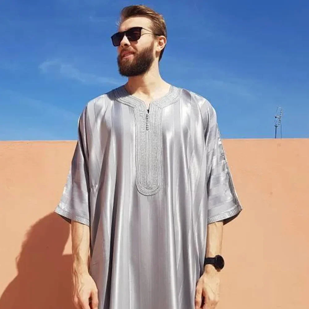 Herren Muslim Thobe 2026 Mittlerer Osten Jubba Thobe Langarm Islamisches Gewand Herren Muslimisches Kleid Saudi-Arabisch Kapuzen-Thobe Abaya Männlich