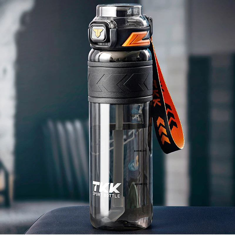 TKK 600/800/1000ml Sport-Trinkflasche Tritan BPA-frei Strohhalm Tragbar Auslaufsicher Kunststoff Trinkgeschirr Outdoor Fitness Kanne