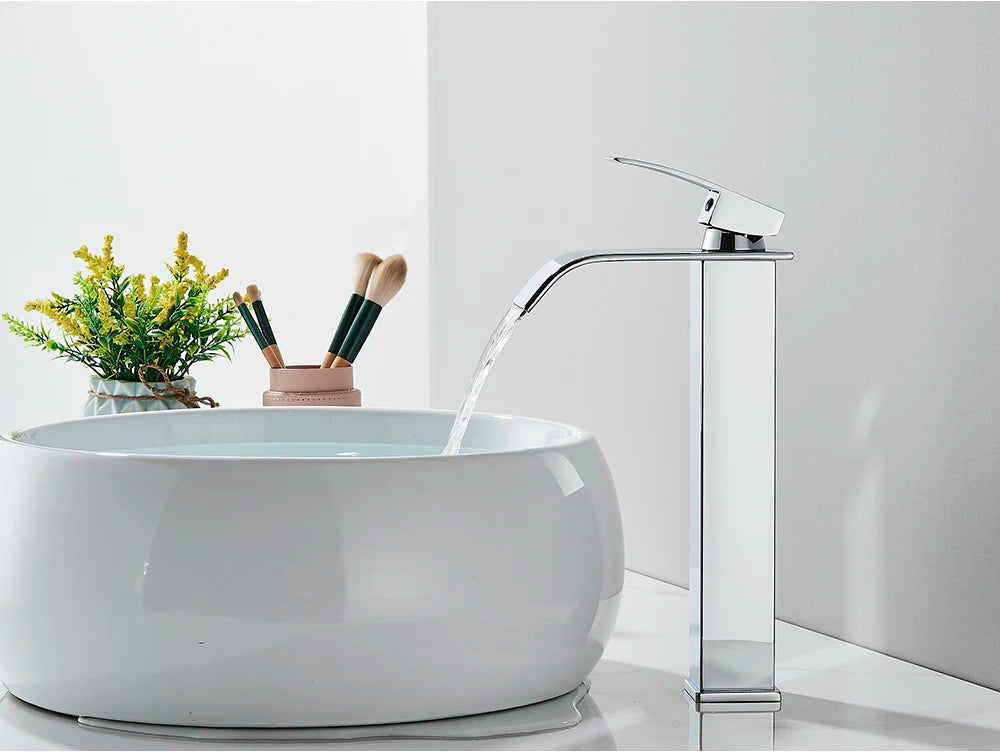 Robinet de Lavabo Doré Brossé, Élégant Robinet Cascade pour Salle de Bain, Mitigeur Monocommande en Laiton à Fixation sur Plan