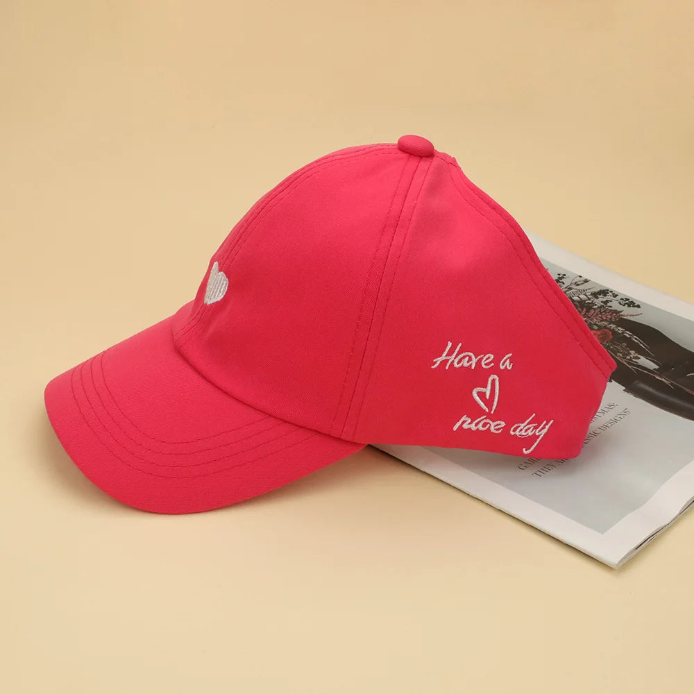 Casquettes de Baseball pour Enfants Garçons Filles Chapeau de Soleil Cœur Creux Amour Chapeaux à Queue de Cheval Haute Casquettes de Baseball Réglables pour Enfants de 4 à 12 Ans