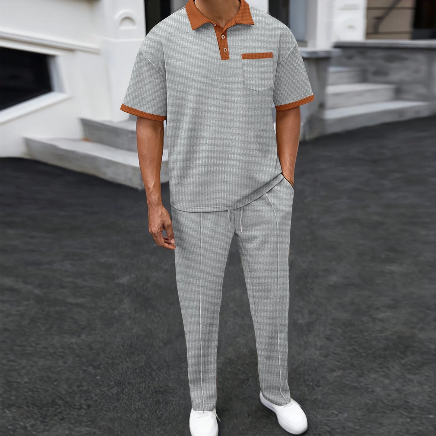 Ensemble deux pièces gaufré pour homme : polo contrasté avec poche poitrine et pantalon long à cordon de serrage, tenues décontractées pour la vie quotidienne.