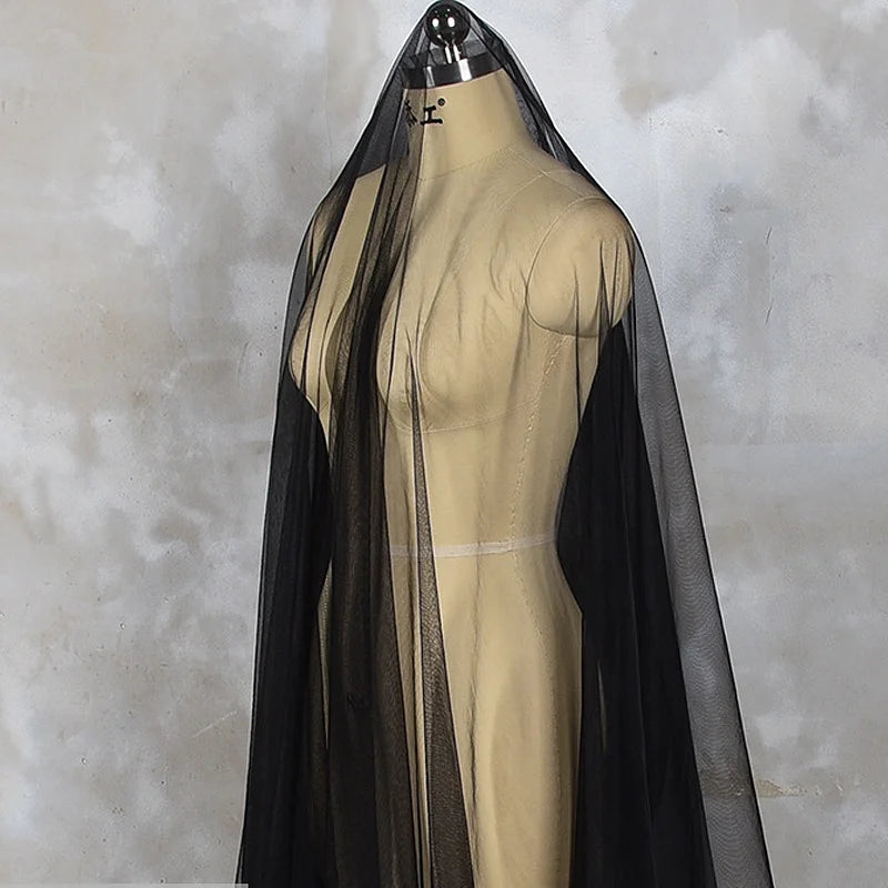 Le tissu en tulle à mailles fines micro-élastiques haute résistance de 160 cm de large est utilisé pour coudre les dessous de robes de soirée et de robes de mariée.