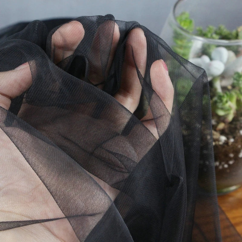 Le tissu en tulle à mailles fines micro-élastiques haute résistance de 160 cm de large est utilisé pour coudre les dessous de robes de soirée et de robes de mariée.