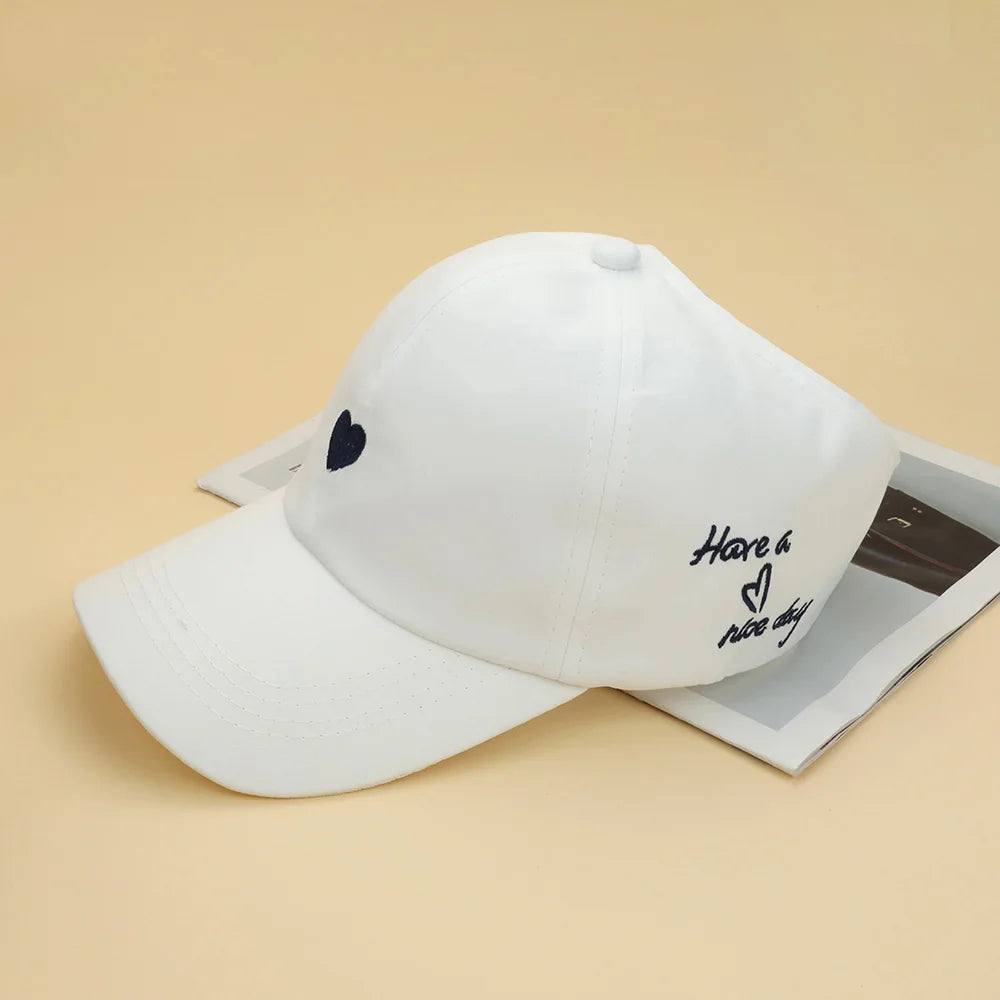 Casquettes de Baseball pour Enfants Garçons Filles Chapeau de Soleil Cœur Creux Amour Chapeaux à Queue de Cheval Haute Casquettes de Baseball Réglables pour Enfants de 4 à 12 Ans