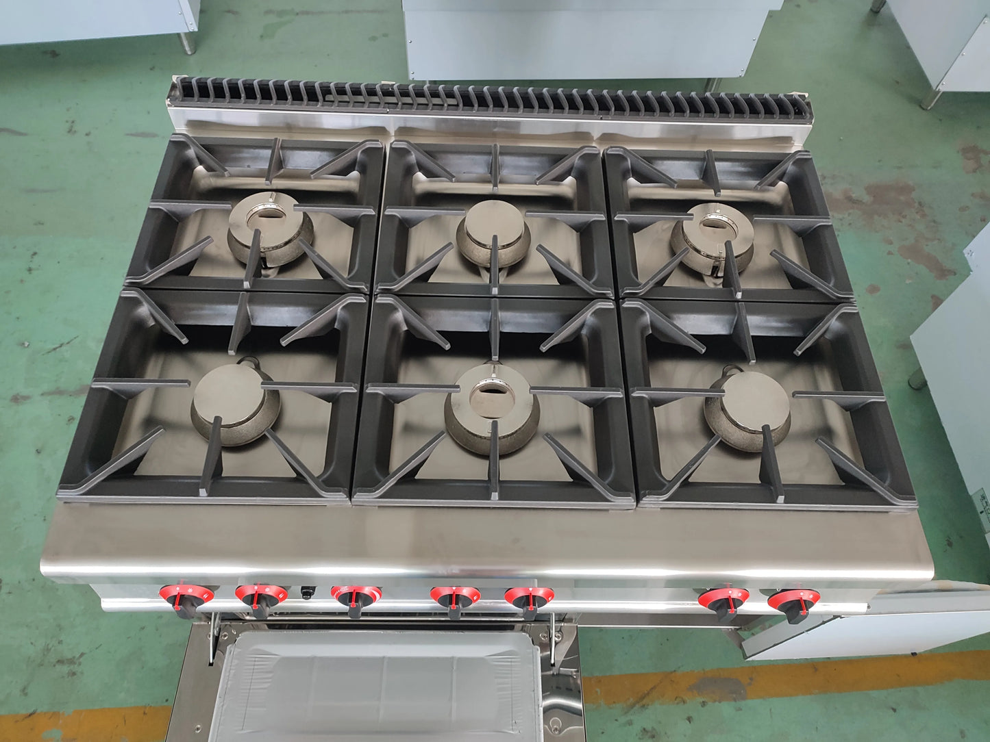 Cuisinière à gaz professionnelle avec four et grill 4 feux avec four