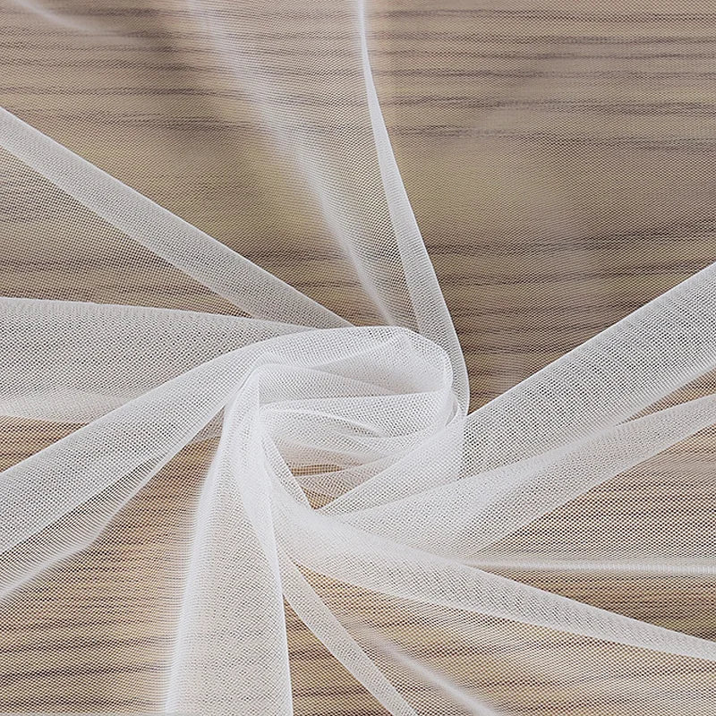 Le tissu en tulle à mailles fines micro-élastiques haute résistance de 160 cm de large est utilisé pour coudre les dessous de robes de soirée et de robes de mariée.