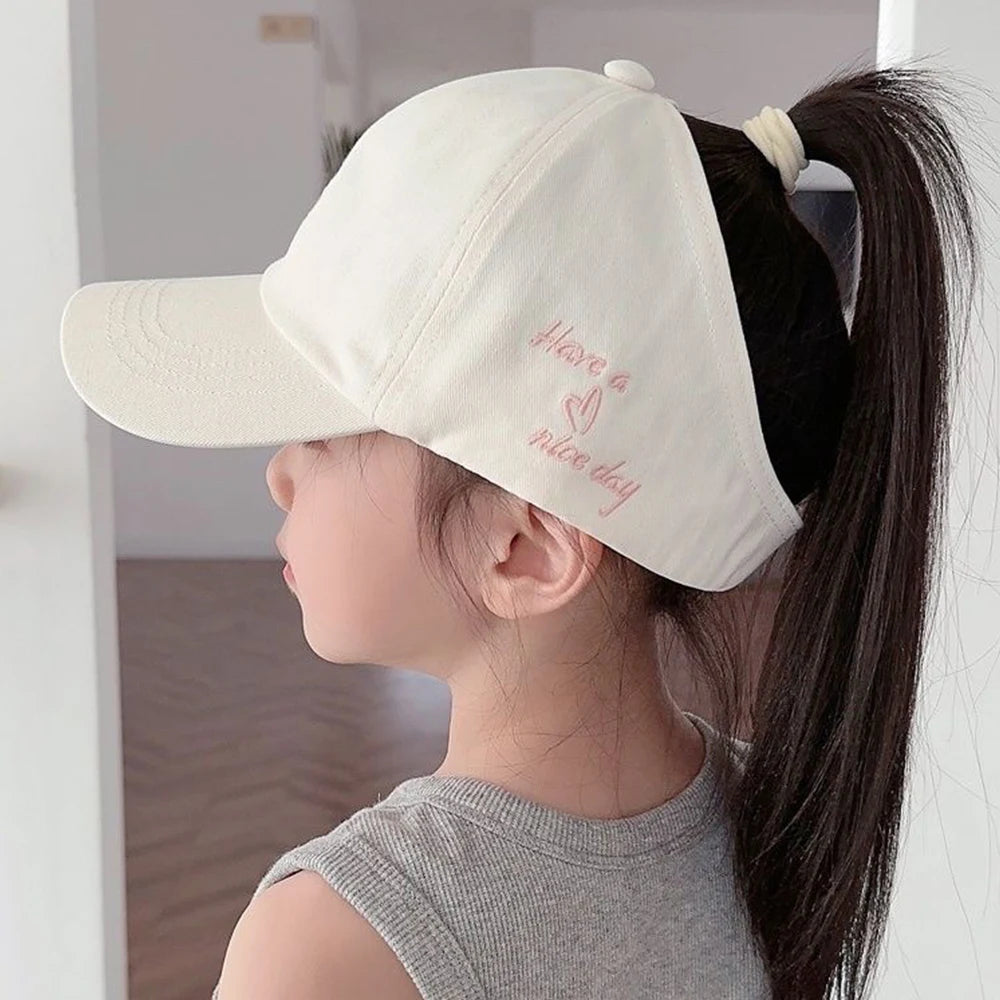 Casquettes de Baseball pour Enfants Garçons Filles Chapeau de Soleil Cœur Creux Amour Chapeaux à Queue de Cheval Haute Casquettes de Baseball Réglables pour Enfants de 4 à 12 Ans