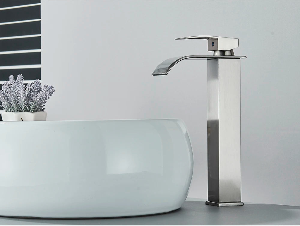 Robinet de Lavabo Doré Brossé, Élégant Robinet Cascade pour Salle de Bain, Mitigeur Monocommande en Laiton à Fixation sur Plan